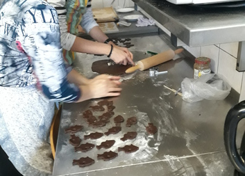 Dobrovolníci pekli perníky pro nemocné a seniory