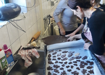 Dobrovolníci pekli perníčky pro nemocné a seniory