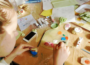 Malování kamínků s dobrovolníky pro Kamínkovou benefici 