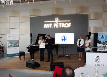 Křesadlo převzaly i dobrovolnice hradecké Oblastní charity