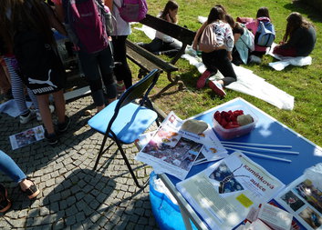 Nábřeží umělců plné dětí