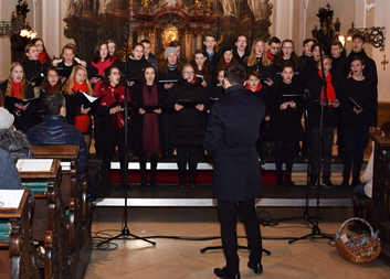 Biskupské Gymnázium zpívalo pro kamenný hospic ve Stěžerách