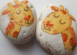 Vendula Hegerová,výtvarnice, ilustrátorka. Její práce je výrazně spjatá s časopisem Puntík.
http://www.vendula.eu/
Kamínek je možné získat na online aukci 14.-24. 6. 2020 na AUKRO!