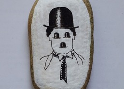 Pavel Matuška je známý karikaturista, kreslíř, malíř a řezbář.
http://www.pavelmatuska.cz/autor.html
Kamínek je možné získat na online aukci 14.-24. 6. 2020 na AUKRO!