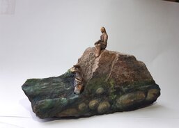 Sonya Večtomov, výtvarnice, pedagog.
technika kámen + bronz
Kamínek je možné získat na online aukci 14.-24. 6. 2020 na AUKRO!