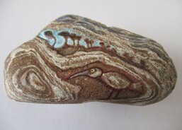 Martin Němec, český hudebník, hudební skladatel, malíř a spisovatel. 
Větrný den, akryl na kameni. 
https://cs.wikipedia.org/wiki/Martin_N%C4%9Bmec_(um%C4%9Blec) 
Kamínek je možné získat na online aukci 14.-24. 6. 2020 na AUKRU!