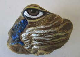 Martin Němec, český hudebník, hudební skladatel, malíř a spisovatel. 
Oko anděla, akryl na kameni. 
https://cs.wikipedia.org/wiki/Martin_N%C4%9Bmec_(um%C4%9Blec) 
Kamínek je možné získat na online aukci 14.-24. 6. 2020 na AUKRU!