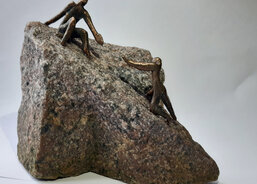 Sonya Večtomov je česká výtvarnice a pedagog, Žije a pracuje ve Finsku.
technika kámen + bronz
Kamínek je možné získat na online aukci 14.-24. 6. 2020 na AUKRO!