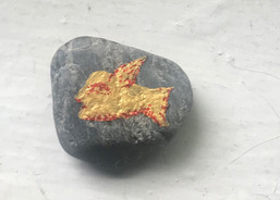 Petr Sís je mezinárodně uznávaný autor knih pro děti, ilustrátor, grafik a tvůrce animovaných filmů českého původu. 
https://cs.wikipedia.org/wiki/Petr_S%C3%ADs
Kamínek je možné získat na online aukci 14.-24. 6. 2020 na AUKRO!