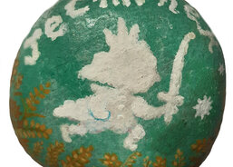 Nanako Ishida, výtvarnice, ilustrátorka
https://nanako-ishida.com/
Kamínek je možné získat na online aukci 14.-24. 6. 202