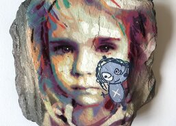 Ivana Štenclová, malířka, kurátorka. http://www.stenclova.cz/
Kamínek je možné získat na online aukci 14.-24. 6. 2020 na AUKRO!