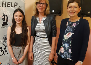 Křesadlo v rukou tří charitních dobrovolnic