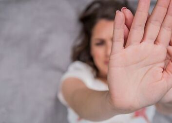 Pracovnice Intervenčního centra přednáší odborné veřejnosti