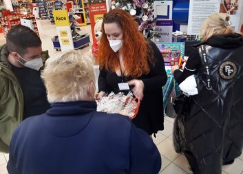 Stromeček otevřených srdcí