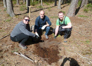 Sázení stromů  - oslava 30. narozenin hradecké Oblastní charity