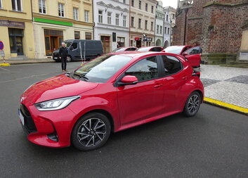 Nová auta do terénních služeb hradecké Oblastní charity