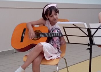Kytarové vystoupení dětí z azylového domu