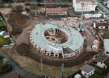 Stavba hospice hradecké Oblastní charity postupuje