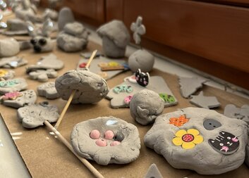 V Domově pro matky s dětmi vyrábí dárky pro radost