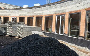 již jsou instalovaná i okna