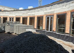 již jsou instalovaná i okna