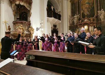 Koncert Smíšeného sboru Jitro podpořil naši Poradnu pro lidi v tísni